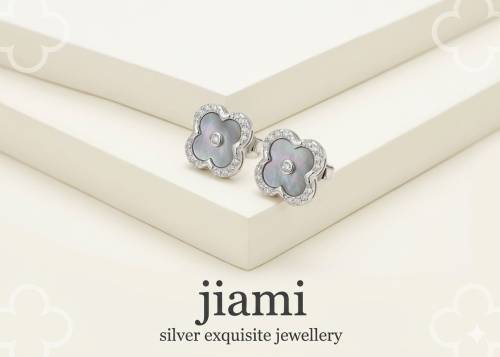 he Pearl Clover Studs